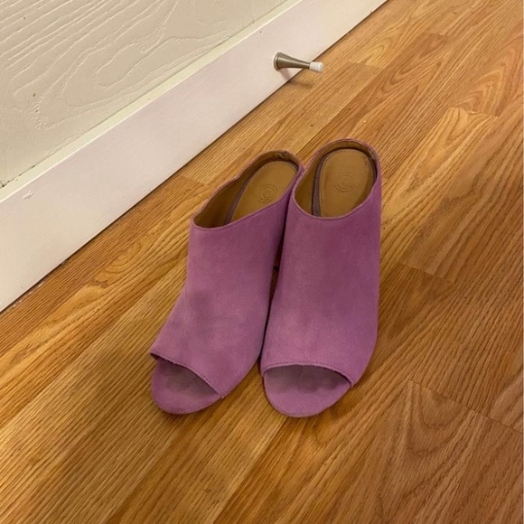 Lilac Purple Faux Suede Heels with Faux Wood Heel Size 8.5 - Picture 2 of 3